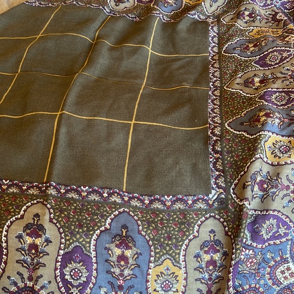 Cornelia James stunning lightweight wool 48” x 108” scarf/shawl/wrap. - Picture 3 of 4